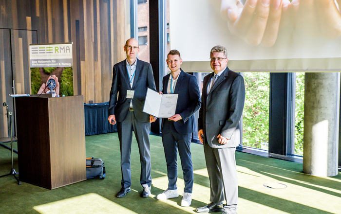 Auf dem Bild sind Preisträger Niclas Ott, Prof. Dr. Christoph Mayer (Hochschule Dresden) und Prof. Ulrich Bantleon (Hochschule Offenburg) zu sehen.