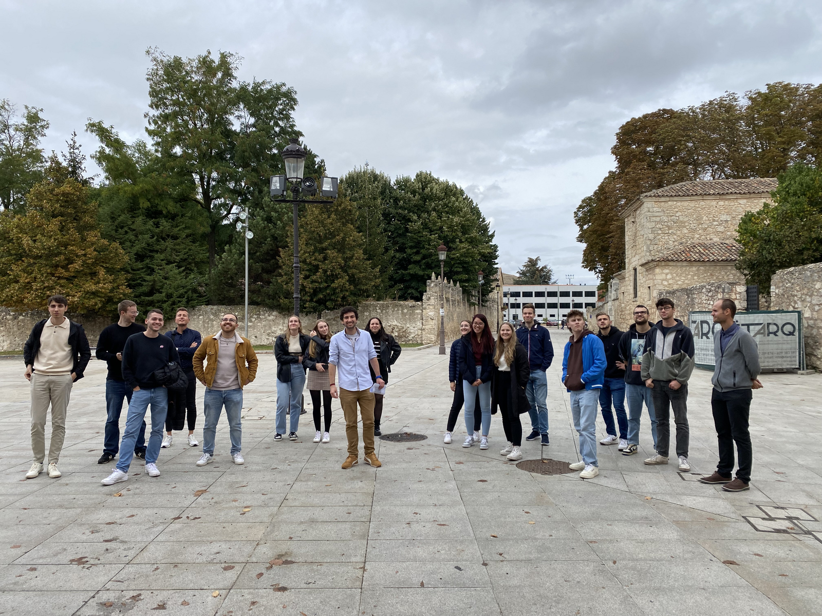 Die Studierenden stehen auf einem Platz in Burgos