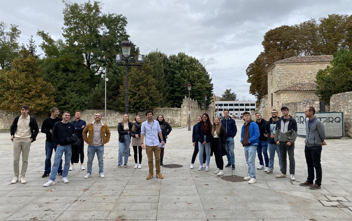 Die Studierenden stehen auf einem Platz in Burgos