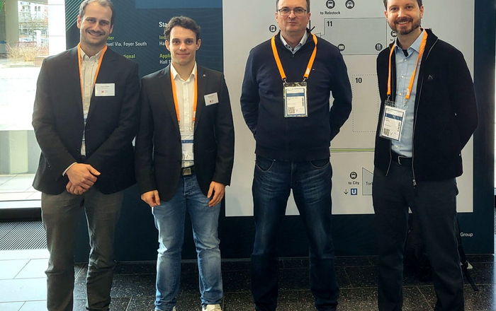 Die 4D-Printing Gruppe der Hochschule Offenburg auf der FormNext in Frankfurt. Von links nach rechts: Daniel Kehret, Marvin Henkel, Prof. Dr.-Ing. Stefan Junk, Steffen Schrock