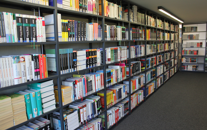 Bücherwand der Bibliothek