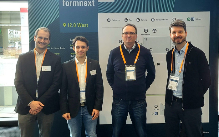 Die 4D-Printing Gruppe der Hochschule Offenburg auf der FormNext in Frankfurt. Von links nach rechts: Daniel Kehret, Marvin Henkel, Prof. Dr.-Ing. Stefan Junk, Steffen Schrock