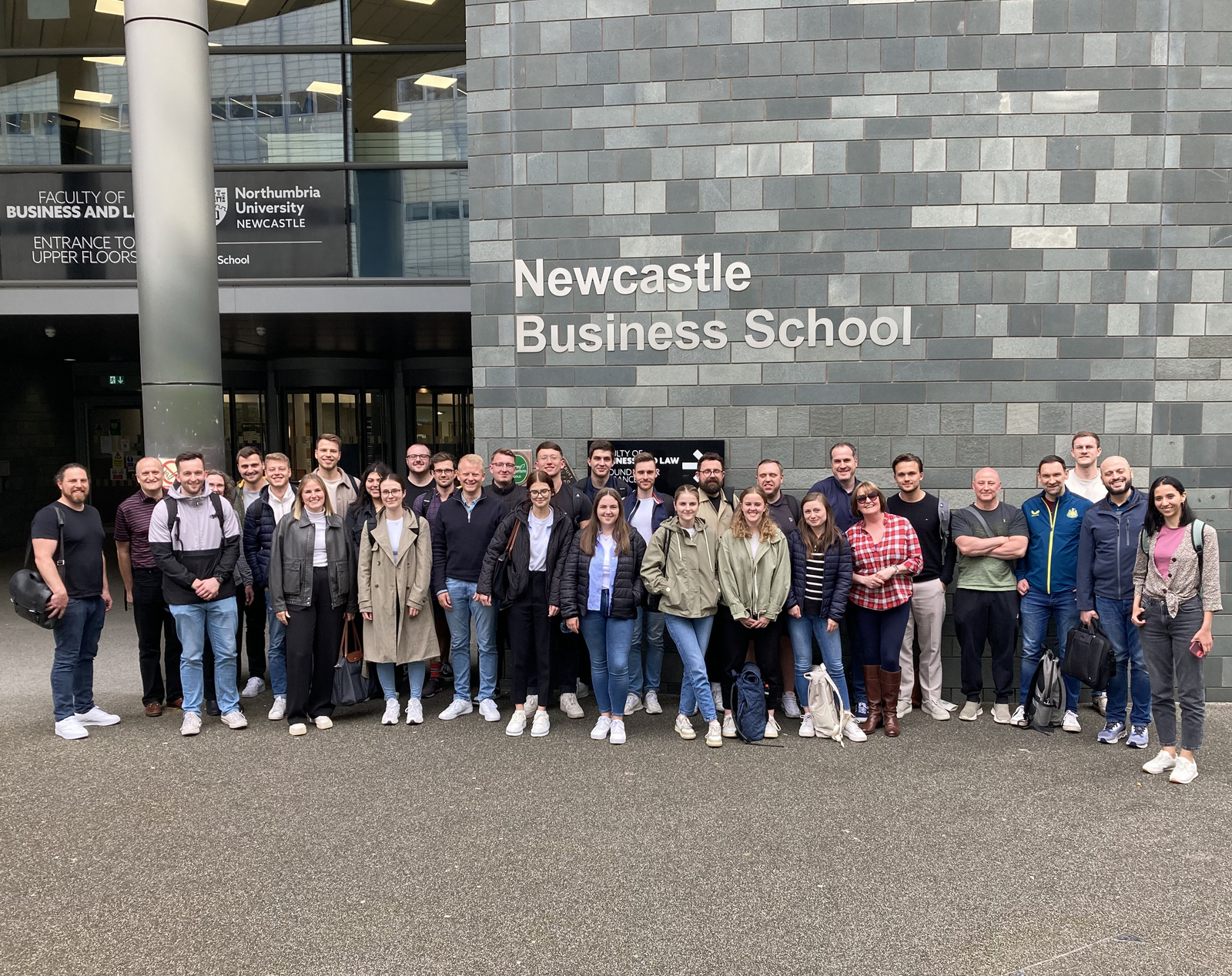 Gruppenfoto der Teilnehmenden vor dem Gebäude der Northumbria University Business School