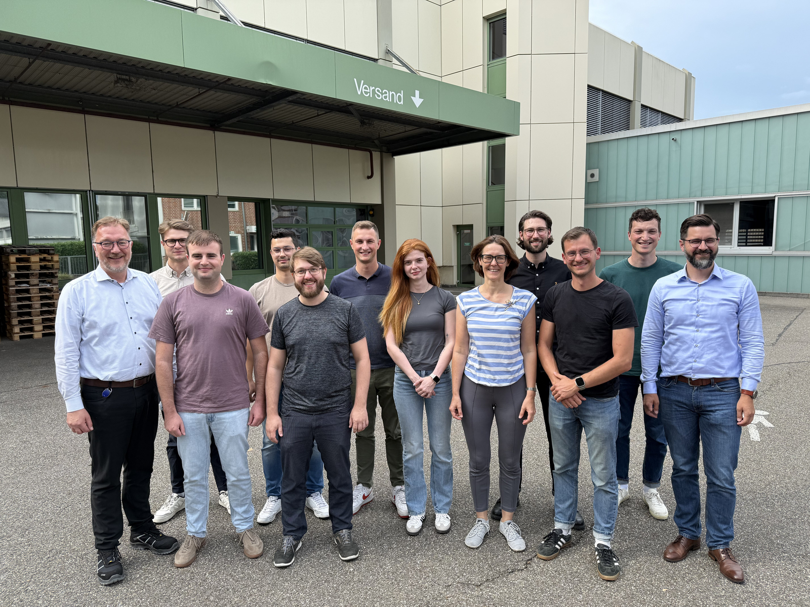 Gruppenbild vor einer Werkshalle