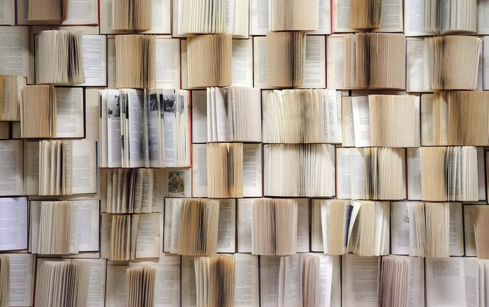 Eine Wand voller aufgeschlagener Bücher
